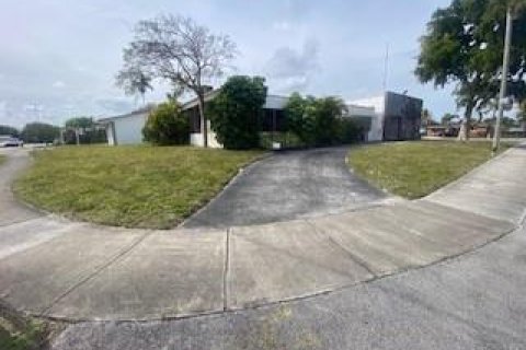 Commercial property in West Park, Florida № 1097823 - photo 9