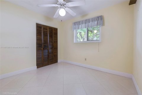 House in Miami, Florida 4 bedrooms, 154.78 sq.m. № 1428207 - photo 11