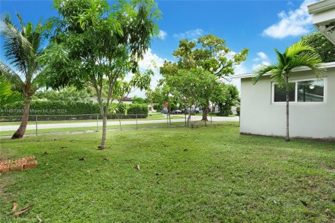 House in Miami, Florida 4 bedrooms, 154.78 sq.m. № 1428207 - photo 14