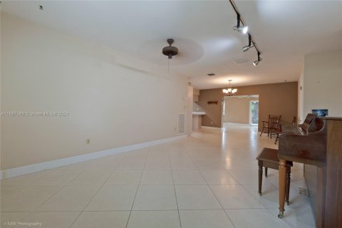 House in Miami, Florida 4 bedrooms, 154.78 sq.m. № 1428207 - photo 2