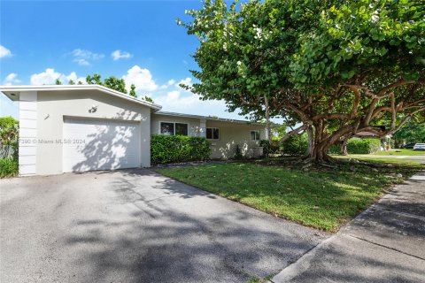 House in Miami, Florida 4 bedrooms, 154.78 sq.m. № 1428207 - photo 1