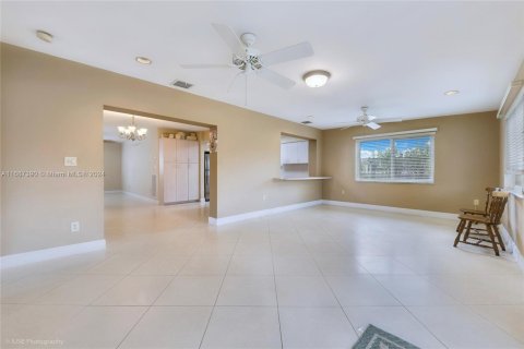 House in Miami, Florida 4 bedrooms, 154.78 sq.m. № 1428207 - photo 4