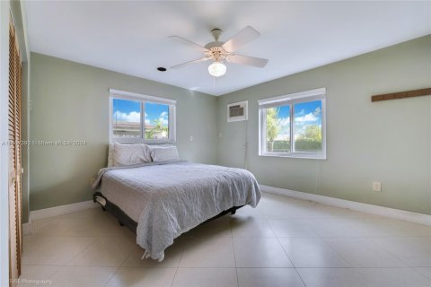 House in Miami, Florida 4 bedrooms, 154.78 sq.m. № 1428207 - photo 8