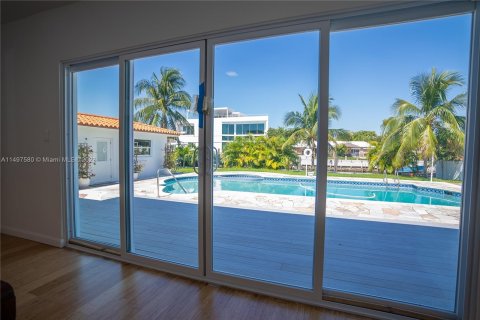 Villa ou maison à vendre à North Miami, Floride: 4 chambres, 173.17 m2 № 878224 - photo 20
