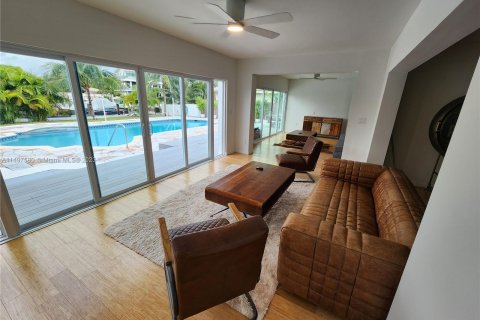 House in North Miami, Florida 4 bedrooms, 173.17 sq.m. № 878224 - photo 18