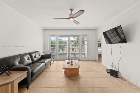 Condo in Fort Lauderdale, Florida, 2 bedrooms  № 1410683 - photo 1