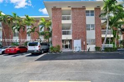 Condo in Fort Lauderdale, Florida, 2 bedrooms  № 1410683 - photo 17