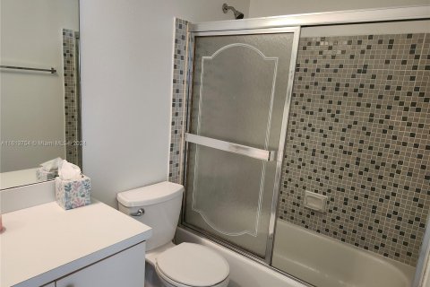 Condo in Miami, Florida, 2 bedrooms  № 1235466 - photo 9