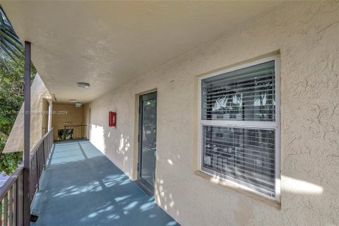 Condo in Tamarac, Florida, 1 bedroom  № 1233263 - photo 13