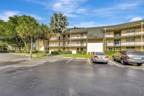 Condo in Tamarac, Florida, 1 bedroom  № 1233263 - photo 1