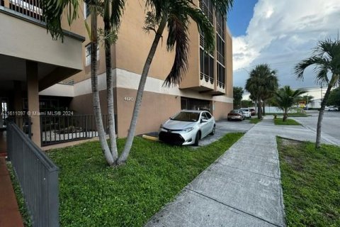 Condominio en venta en Hialeah, Florida, 3 dormitorios, 128.02 m2 № 1233264 - foto 3