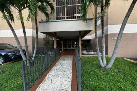 Condominio en venta en Hialeah, Florida, 3 dormitorios, 128.02 m2 № 1233264 - foto 1