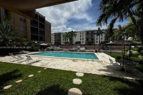 Condominio en venta en Hialeah, Florida, 3 dormitorios, 128.02 m2 № 1233264 - foto 25