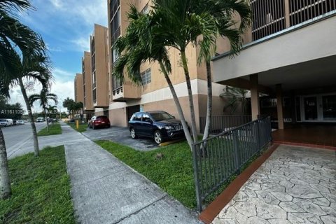 Condominio en venta en Hialeah, Florida, 3 dormitorios, 128.02 m2 № 1233264 - foto 2