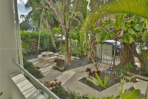 Condo in Miami Beach, Florida, 1 bedroom  № 1304990 - photo 11