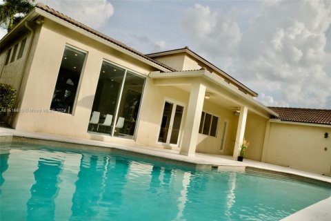 House in Weston, Florida 6 bedrooms, 415.55 sq.m. № 956165 - photo 5