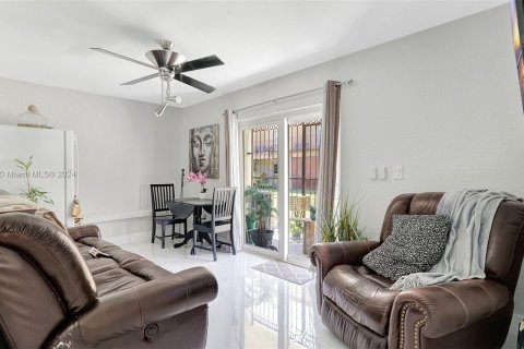 Condominio en venta en Hialeah Gardens, Florida, 3 dormitorios, 128.21 m2 № 1132345 - foto 16