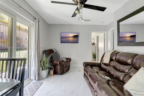 Condominio en venta en Hialeah Gardens, Florida, 3 dormitorios, 128.21 m2 № 1132345 - foto 18