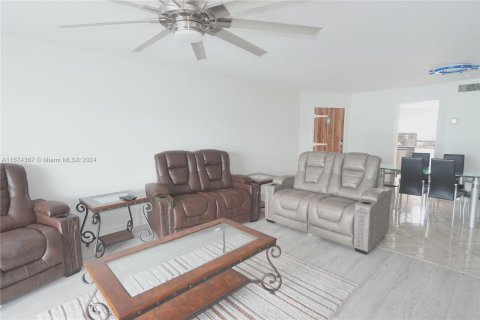 Condo in North Palm Beach, Florida, 2 bedrooms  № 1404189 - photo 2