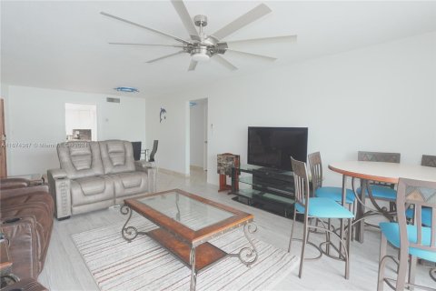 Condo in North Palm Beach, Florida, 2 bedrooms  № 1404189 - photo 1