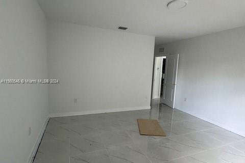House in Florida City, Florida 4 bedrooms, 172.61 sq.m. № 1096869 - photo 12