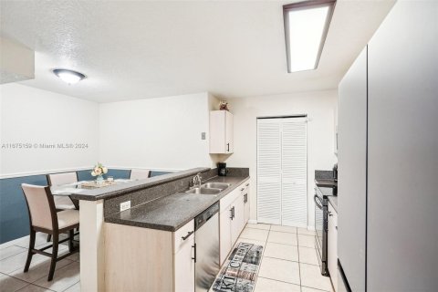 Townhouse in Sunrise, Florida 3 bedrooms, 140.47 sq.m. № 1398401 - photo 10