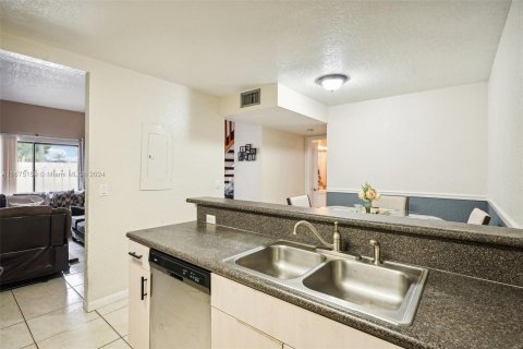 Townhouse in Sunrise, Florida 3 bedrooms, 140.47 sq.m. № 1398401 - photo 14