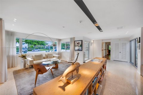 Casa en venta en Miami Shores, Florida, 5 dormitorios, 333.7 m2 № 1209765 - foto 11