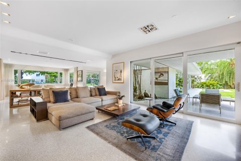 Casa en venta en Miami Shores, Florida, 5 dormitorios, 333.7 m2 № 1209765 - foto 6