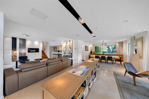 House in Miami Shores, Florida 5 bedrooms, 333.7 sq.m. № 1209765 - photo 12