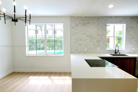 House in Weston, Florida 5 bedrooms, 290.04 sq.m. № 1348630 - photo 11