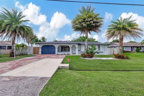 House in Port St. Lucie, Florida 3 bedrooms, 153.29 sq.m. № 1345580 - photo 1