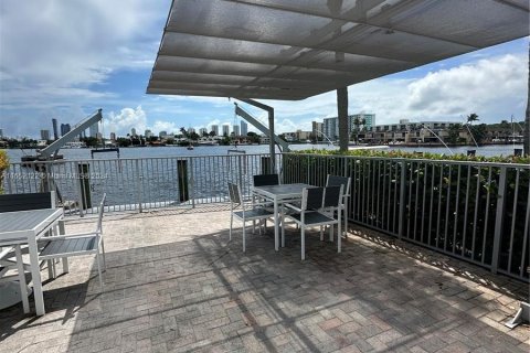 Appartement à louer à North Miami Beach, Floride: 2 chambres, 91.97 m2 № 1345665 - photo 12