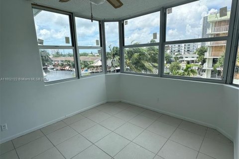 Appartement à louer à North Miami Beach, Floride: 2 chambres, 91.97 m2 № 1345665 - photo 9