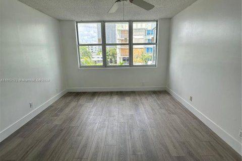 Appartement à louer à North Miami Beach, Floride: 2 chambres, 91.97 m2 № 1345665 - photo 7