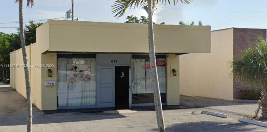 Commercial property in North Palm Beach, Florida № 696744