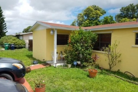 House in Miami, Florida 4 bedrooms, 121.24 sq.m. № 1309645 - photo 4