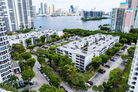 Condo in Aventura, Florida, 3 bedrooms  № 1309606 - photo 11