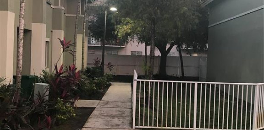 Townhouse in Pembroke Park, Florida 3 bedrooms, 135.64 sq.m. № 1223679