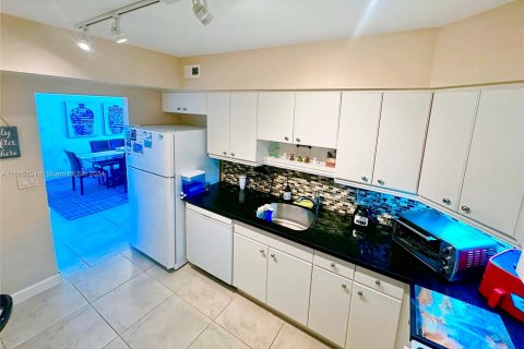 Condo in Sunny Isles Beach, Florida, 1 bedroom  № 1381664 - photo 11