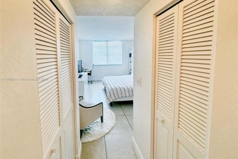 Condo in Sunny Isles Beach, Florida, 1 bedroom  № 1381664 - photo 26