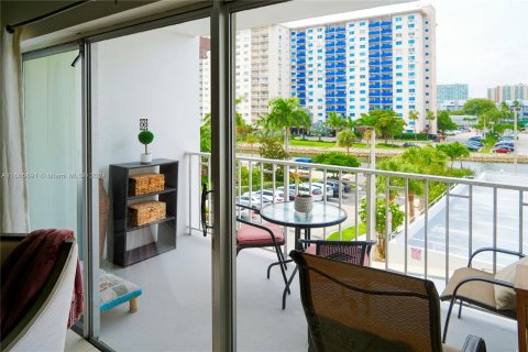 Condo in Sunny Isles Beach, Florida, 1 bedroom  № 1381664 - photo 17