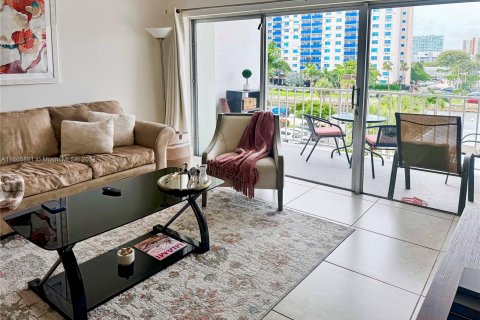 Condo in Sunny Isles Beach, Florida, 1 bedroom  № 1381664 - photo 24