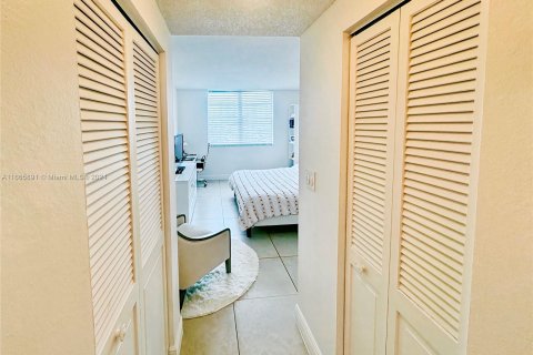 Condo in Sunny Isles Beach, Florida, 1 bedroom  № 1381664 - photo 9