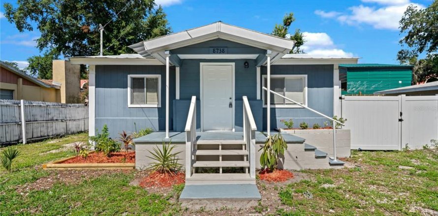 House in Tampa, Florida 3 bedrooms, 115.2 sq.m. № 1295809