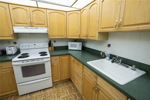 Condo in Pembroke Pines, Florida, 2 bedrooms  № 1145762 - photo 12