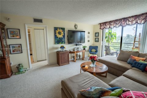 Condo in Pembroke Pines, Florida, 2 bedrooms  № 1145762 - photo 9