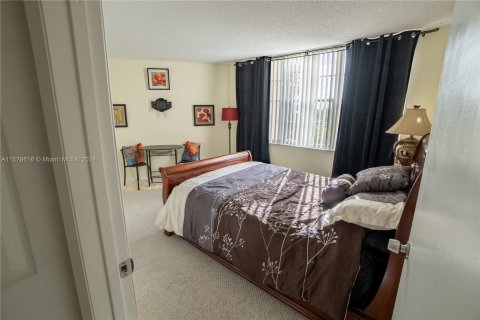 Condo in Pembroke Pines, Florida, 2 bedrooms  № 1145762 - photo 24