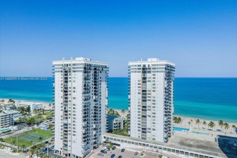 Condominio en venta en Hollywood, Florida, 2 dormitorios, 130.06 m2 № 878165 - foto 1