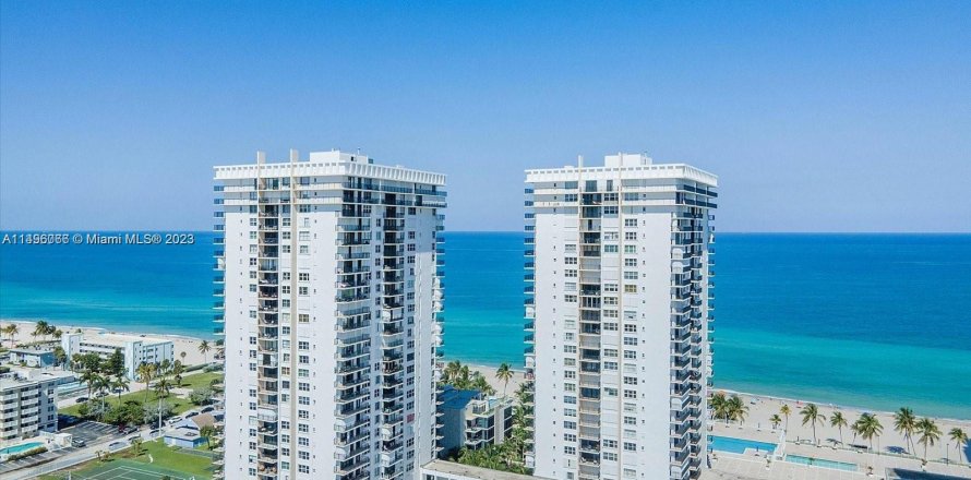 Condominio en Hollywood, Florida, 2 dormitorios  № 878165